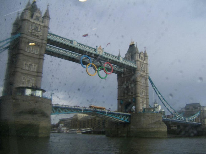 olympic rings rain.jpg - 49596 Bytes